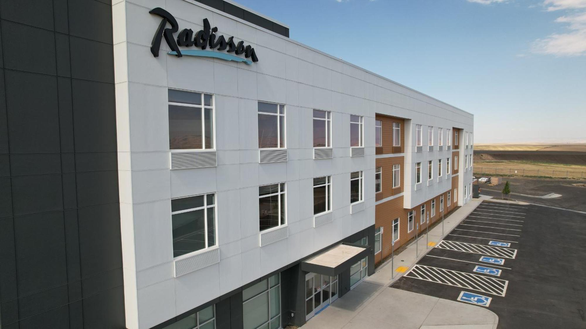 Hotel Radisson Airport 3*